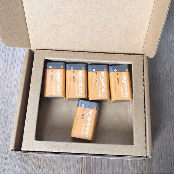 Amazon Basics 5-Count 9 Volt Alkaline Performance All-Purpose Batteries - Picture 4 of 5